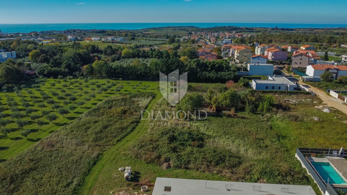Novigrad, čudovito zemljišče velikosti 659 m2 v mirni vasi!