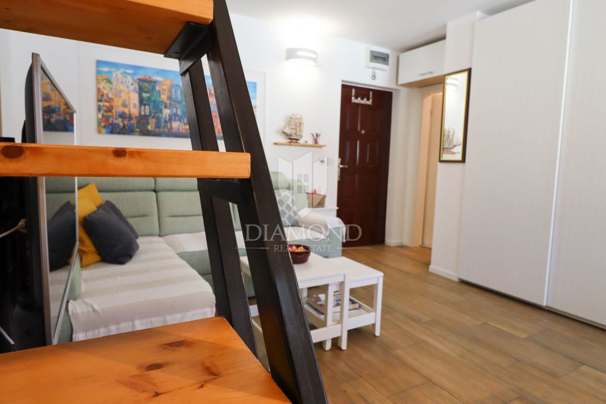 Červar Porat – prva vrsta ob morju – odprt pogled na morje