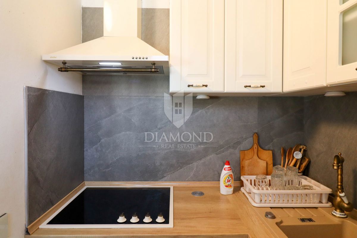 Červar Porat – prva vrsta ob morju – odprt pogled na morje