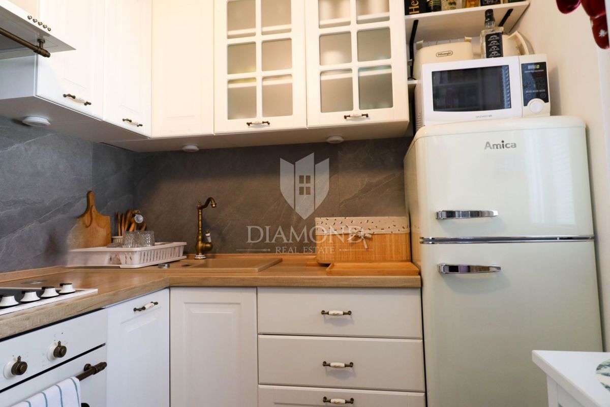 Červar Porat – prva vrsta ob morju – odprt pogled na morje