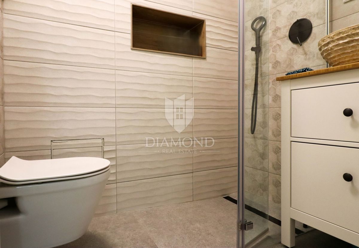 Červar Porat – prva vrsta ob morju – odprt pogled na morje