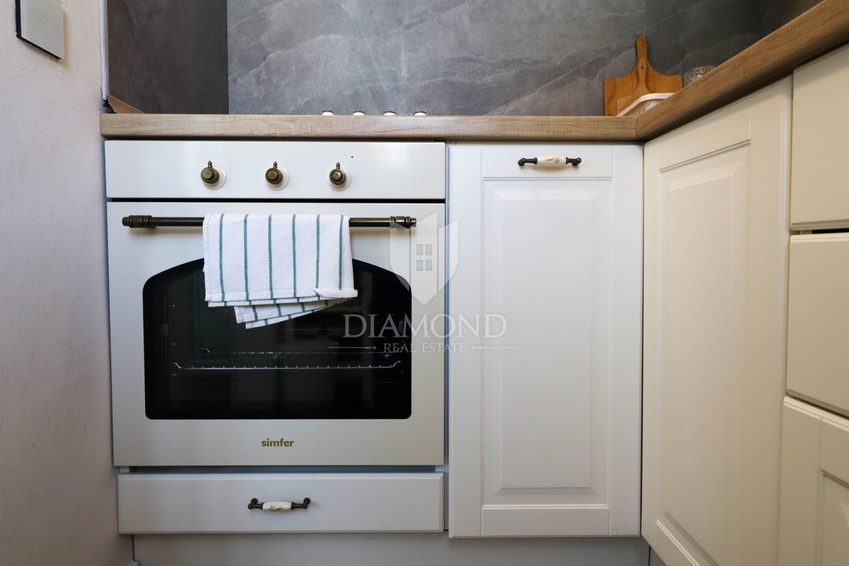 Červar Porat – prva vrsta ob morju – odprt pogled na morje