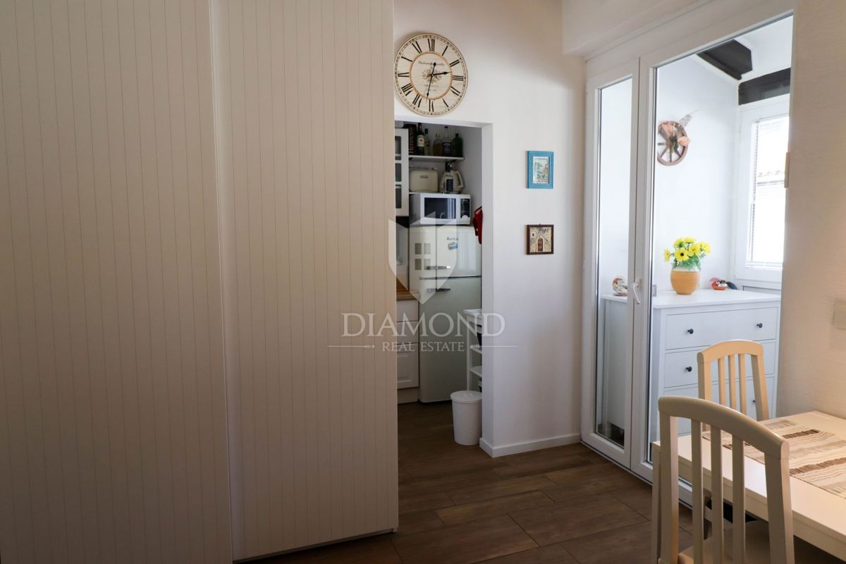 Červar Porat – prva vrsta ob morju – odprt pogled na morje