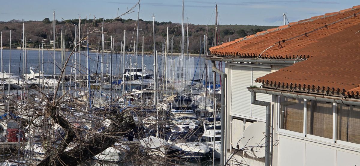 Červar Porat – prva vrsta ob morju – odprt pogled na morje