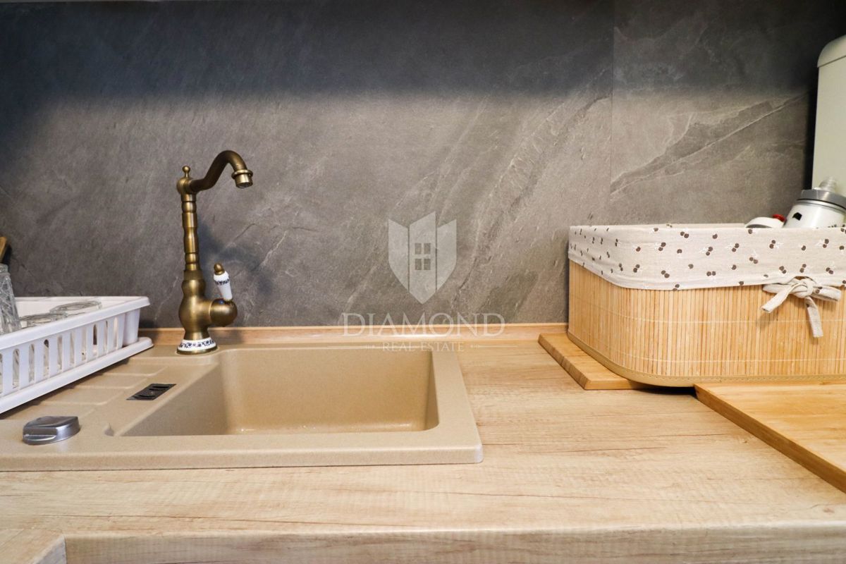 Červar Porat – prva vrsta ob morju – odprt pogled na morje