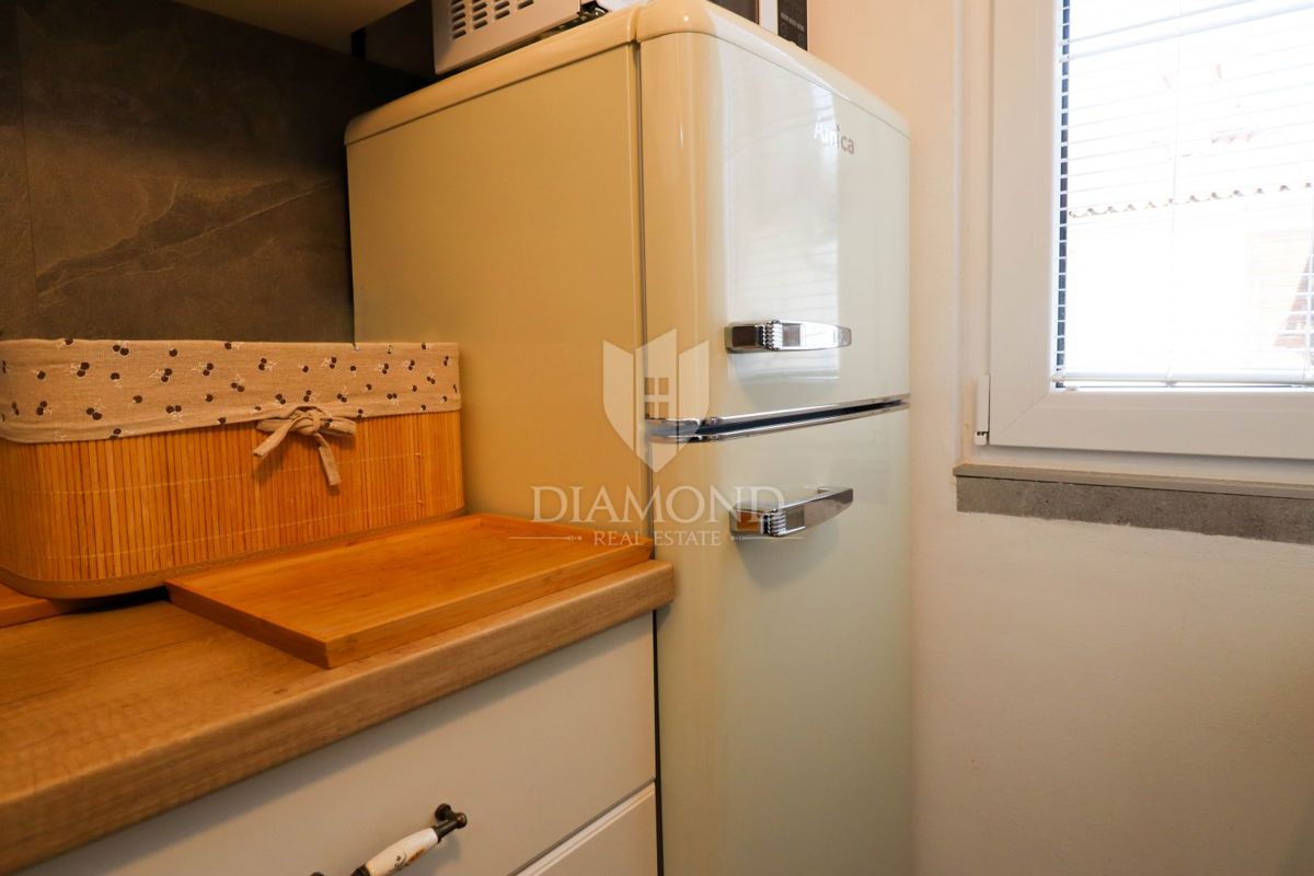 Červar Porat – prva vrsta ob morju – odprt pogled na morje