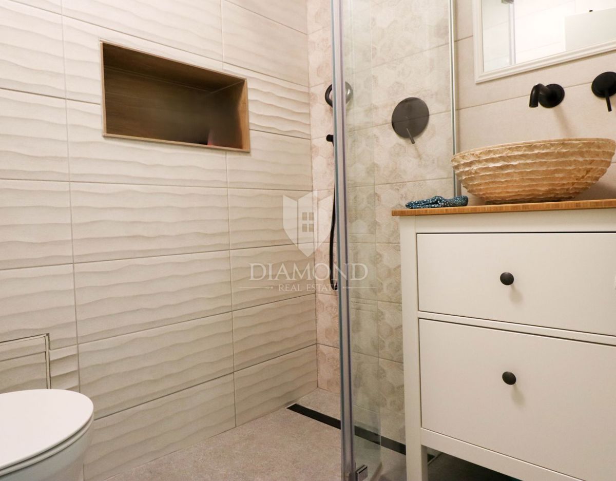 Červar Porat – prva vrsta ob morju – odprt pogled na morje