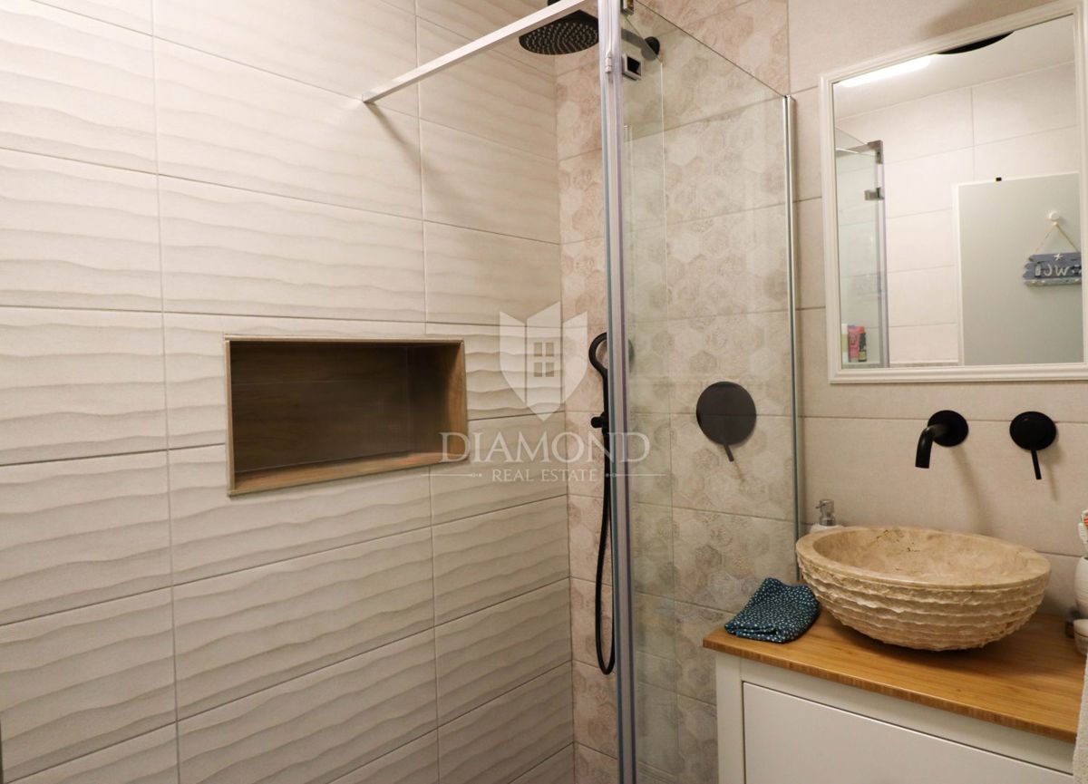 Červar Porat – prva vrsta ob morju – odprt pogled na morje