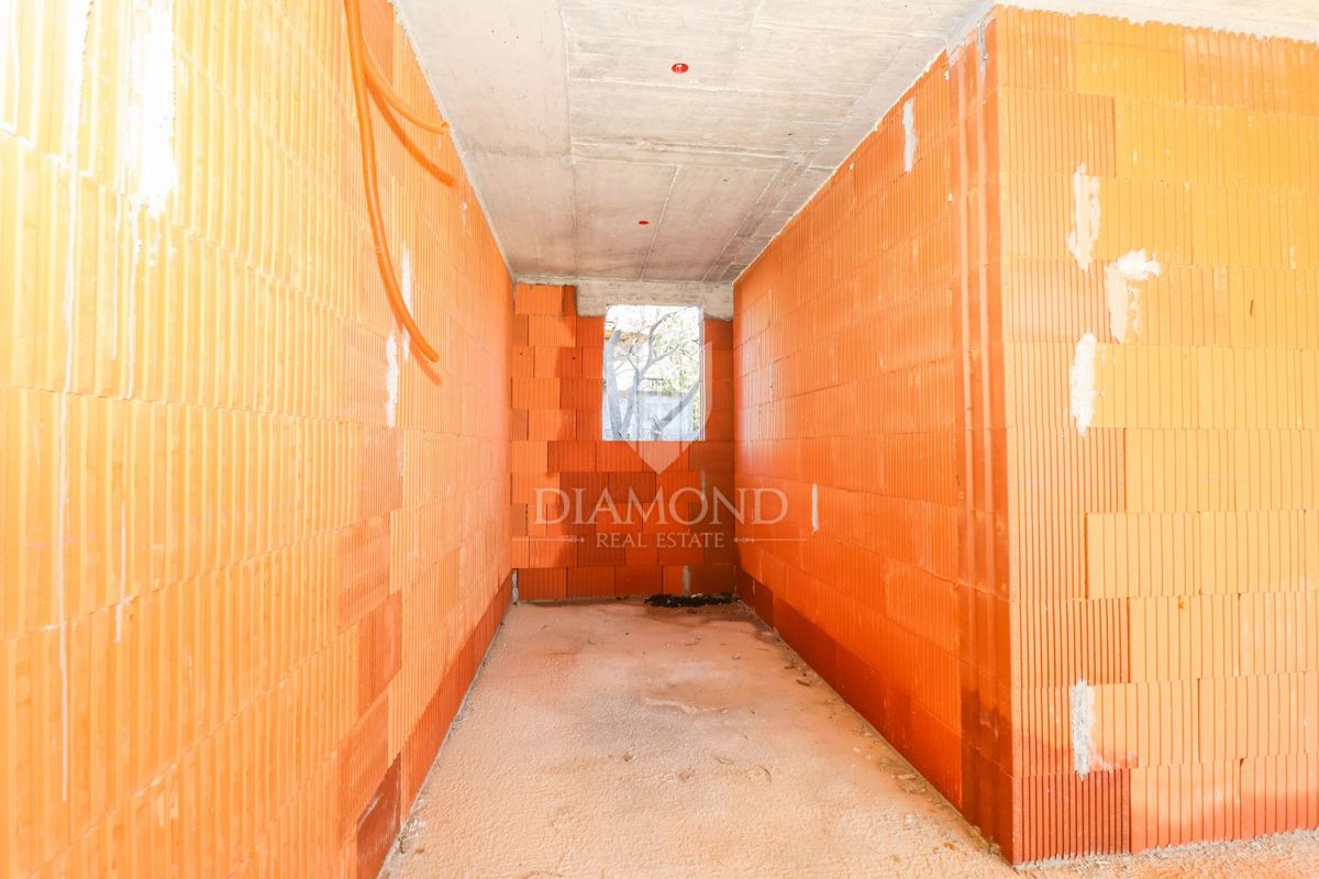 Medulin, okolica, stanovanje v pritličju z vrtom in balkonom