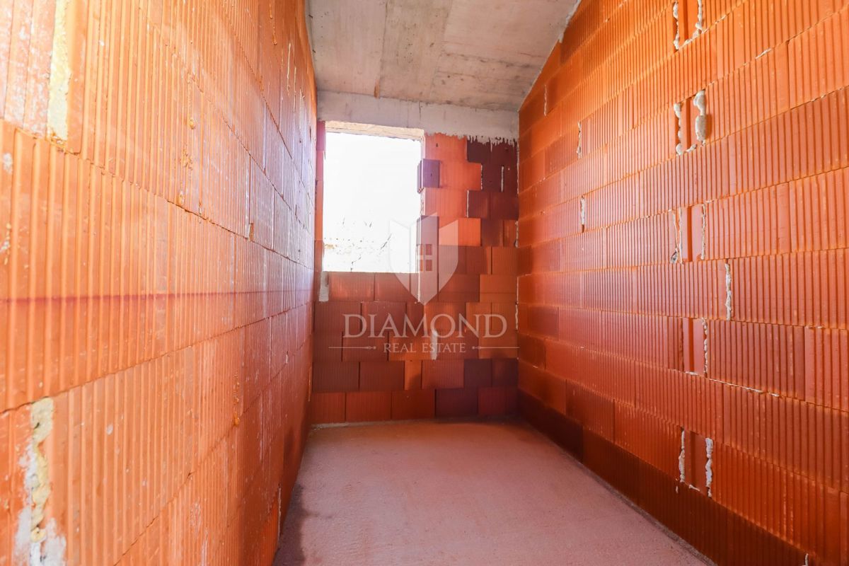 Medulin, okolica, stanovanje v pritličju z vrtom in balkonom