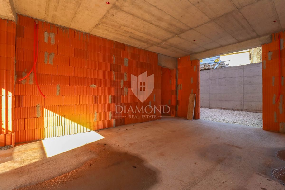 Medulin, okolica, stanovanje v pritličju z vrtom in balkonom