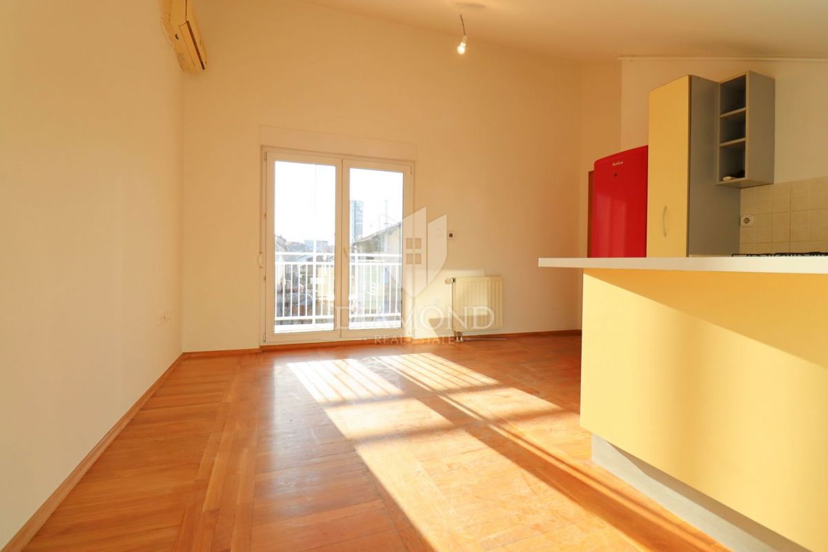 Zagreb, Trešnjevka! Trisobno stanovanje z balkonom!