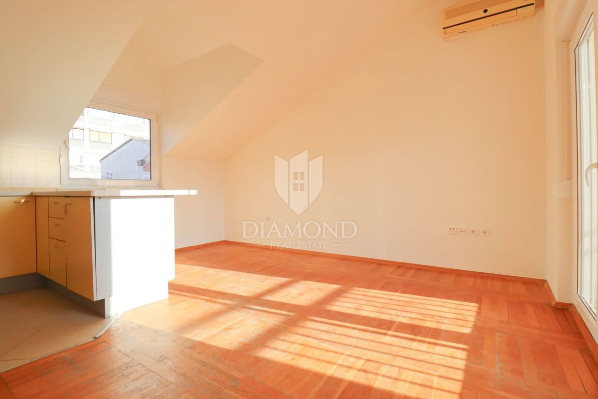 Zagreb, Trešnjevka! Trisobno stanovanje z balkonom!