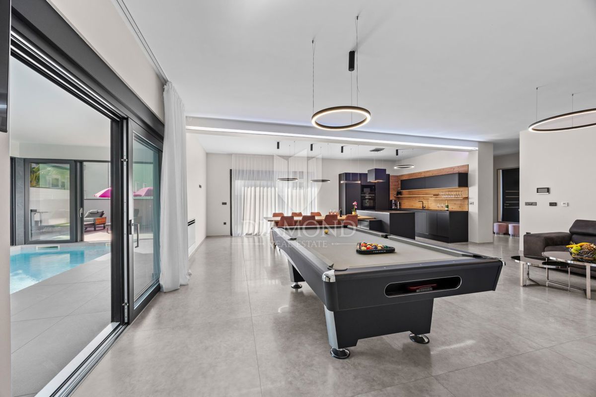 Fažana - luksuzna vila z notranjim bazenom, 300 m od morja!