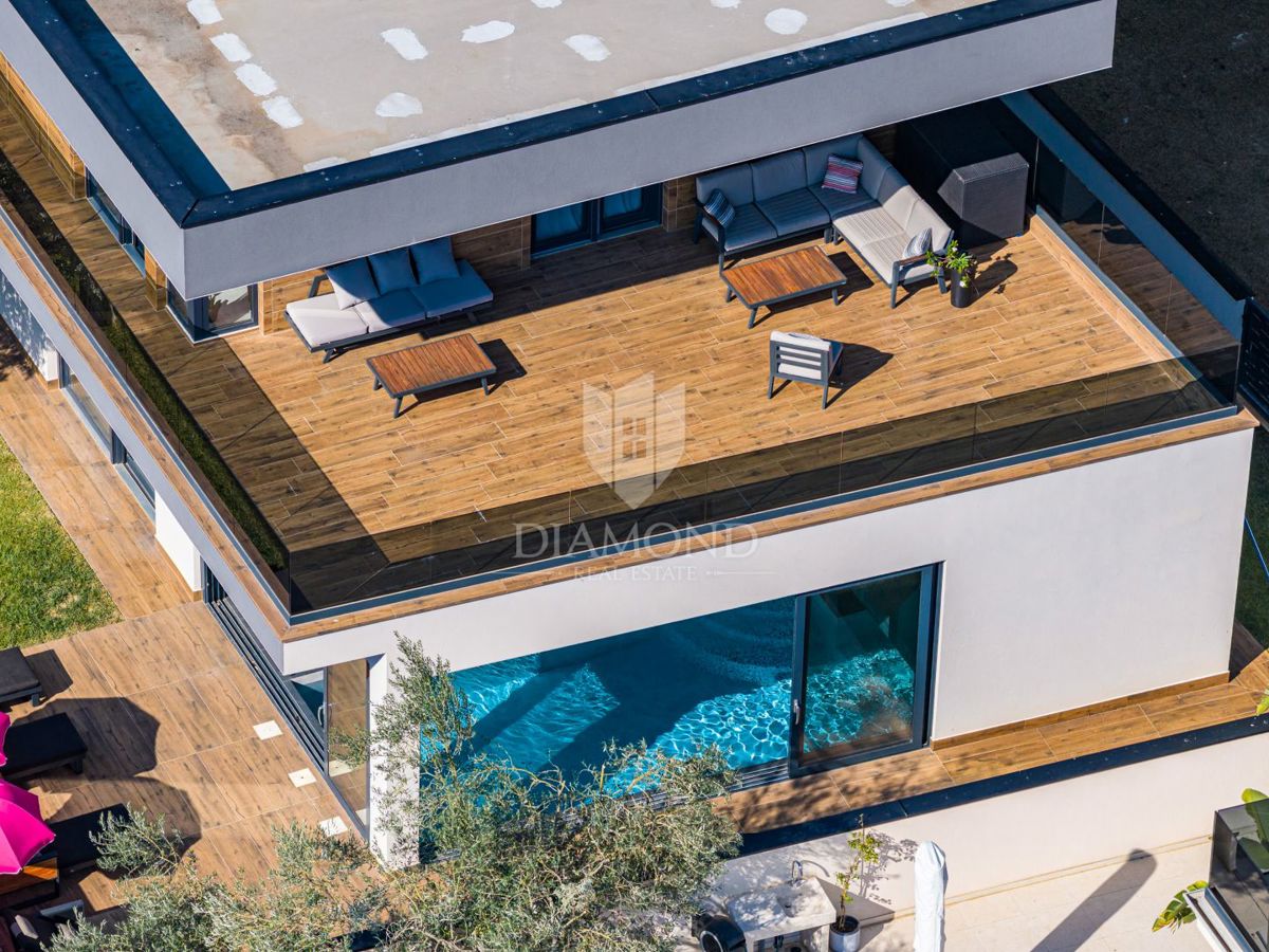 Fažana - luksuzna vila z notranjim bazenom, 300 m od morja!