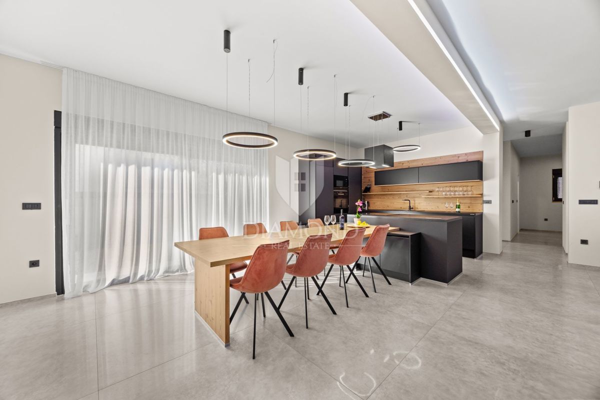 Fažana - luksuzna vila z notranjim bazenom, 300 m od morja!