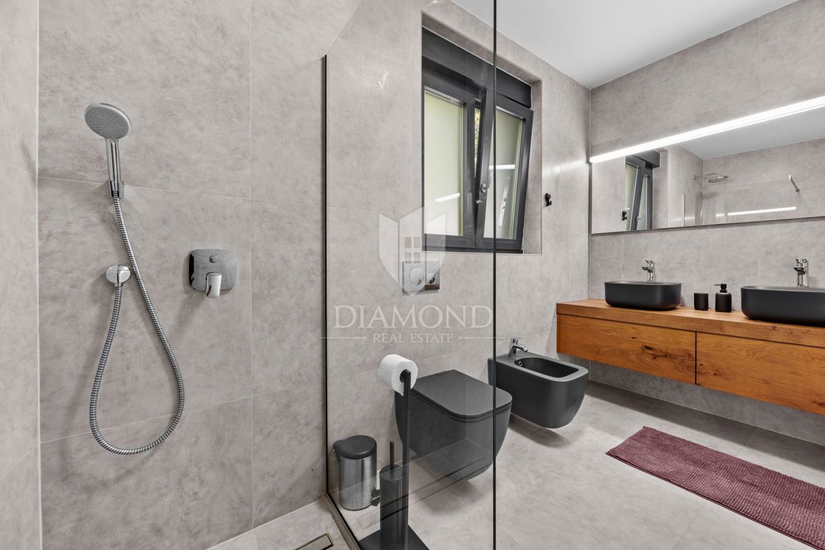 Fažana - luksuzna vila z notranjim bazenom, 300 m od morja!