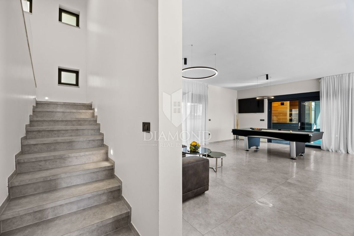 Fažana - luksuzna vila z notranjim bazenom, 300 m od morja!