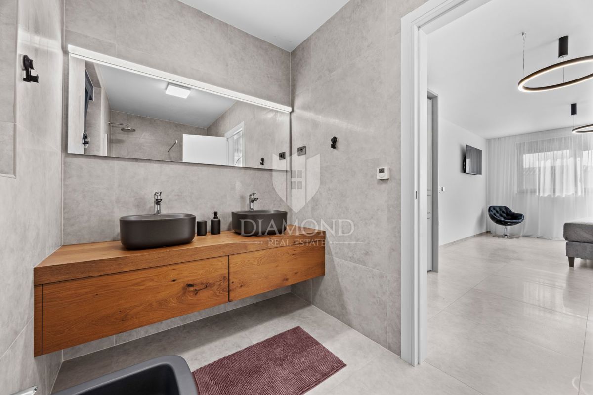 Fažana - luksuzna vila z notranjim bazenom, 300 m od morja!