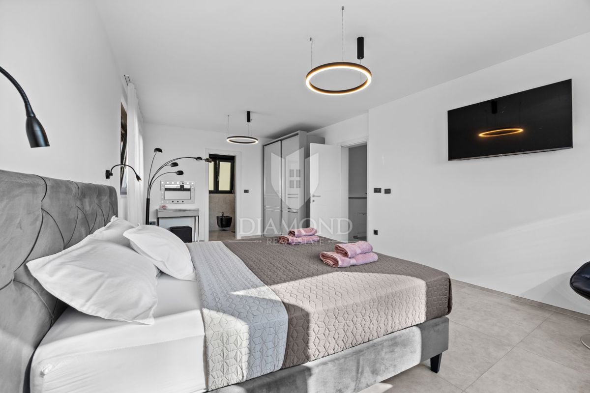 Fažana - luksuzna vila z notranjim bazenom, 300 m od morja!