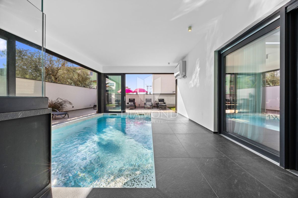 Fažana - luksuzna vila z notranjim bazenom, 300 m od morja!