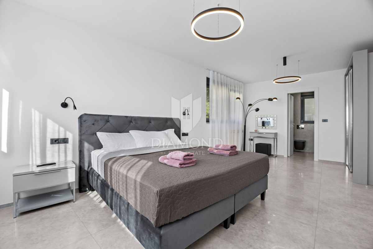 Fažana - luksuzna vila z notranjim bazenom, 300 m od morja!