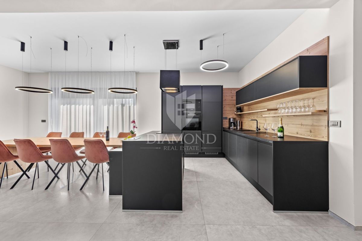 Fažana - luksuzna vila z notranjim bazenom, 300 m od morja!