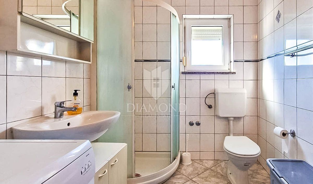 PRILOŽNOST! Umag, okolica. Stanovanje z dvema terasama + garsonjera