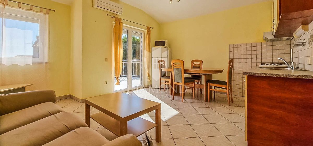 PRILOŽNOST! Umag, okolica. Stanovanje z dvema terasama + garsonjera