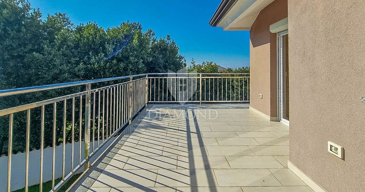 PRILOŽNOST! Umag, okolica. Stanovanje z dvema terasama + garsonjera