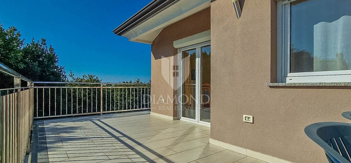 PRILOŽNOST! Umag, okolica. Stanovanje z dvema terasama + garsonjera