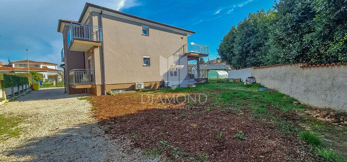 PRILOŽNOST! Umag, okolica. Stanovanje z dvema terasama + garsonjera