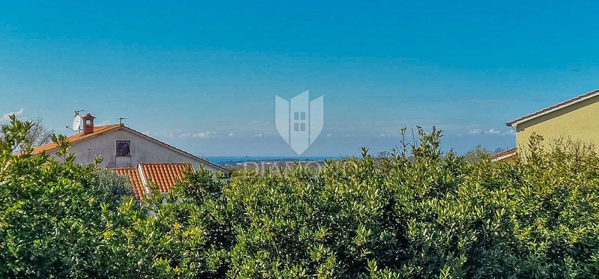 PRILOŽNOST! Umag, okolica. Stanovanje z dvema terasama + garsonjera