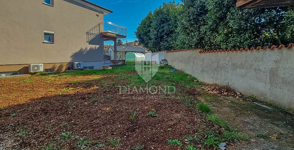 PRILOŽNOST! Umag, okolica. Stanovanje z dvema terasama + garsonjera