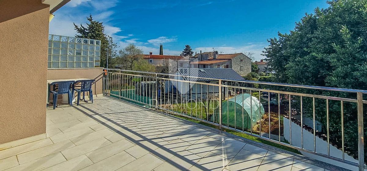 PRILOŽNOST! Umag, okolica. Stanovanje z dvema terasama + garsonjera