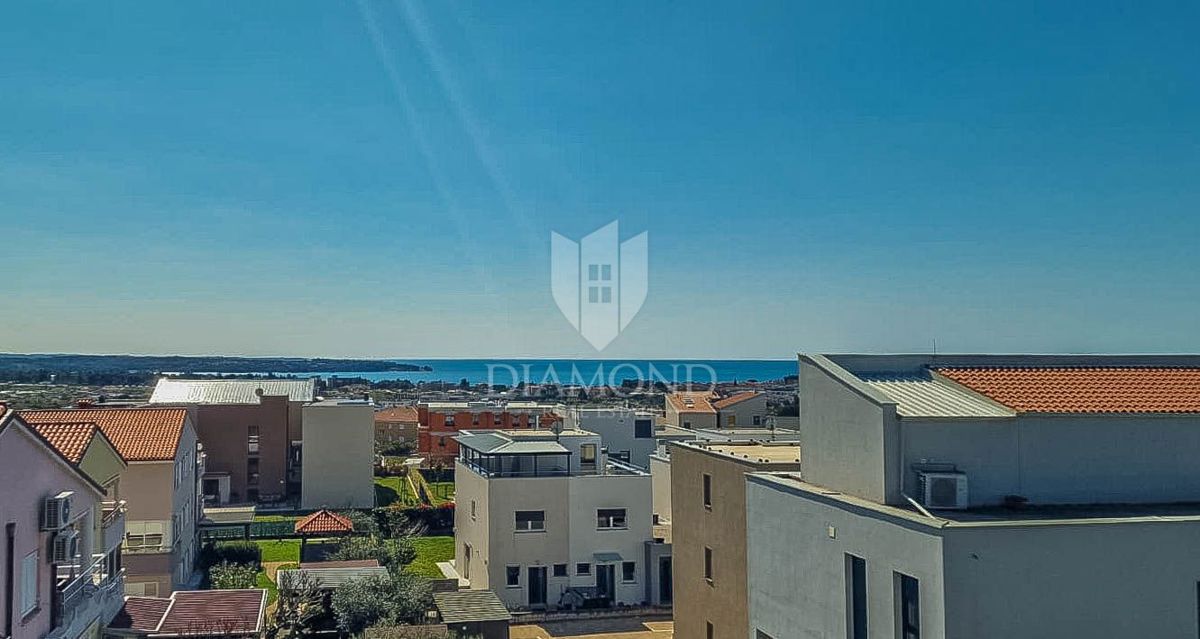 Novigrad, moderno stanovanje z dvigalom in pogledom na morje!