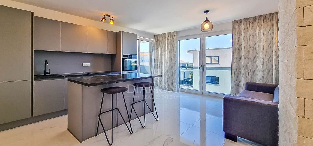 Novigrad, moderno stanovanje z dvigalom in pogledom na morje!