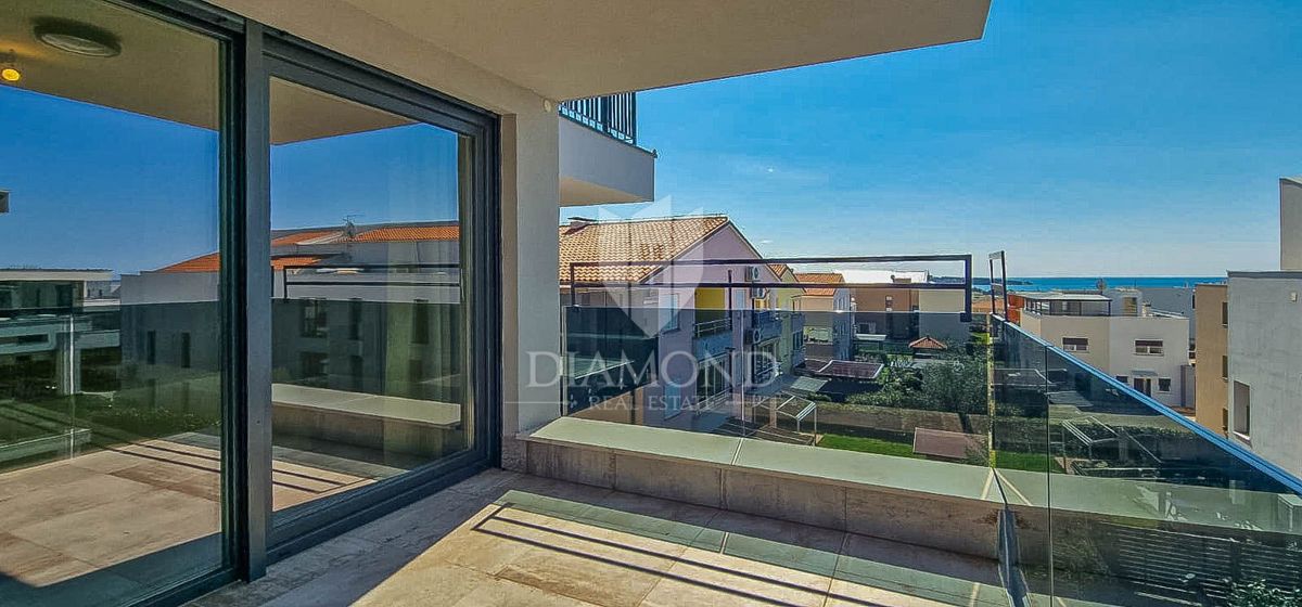 Novigrad, moderno stanovanje z dvigalom in pogledom na morje!