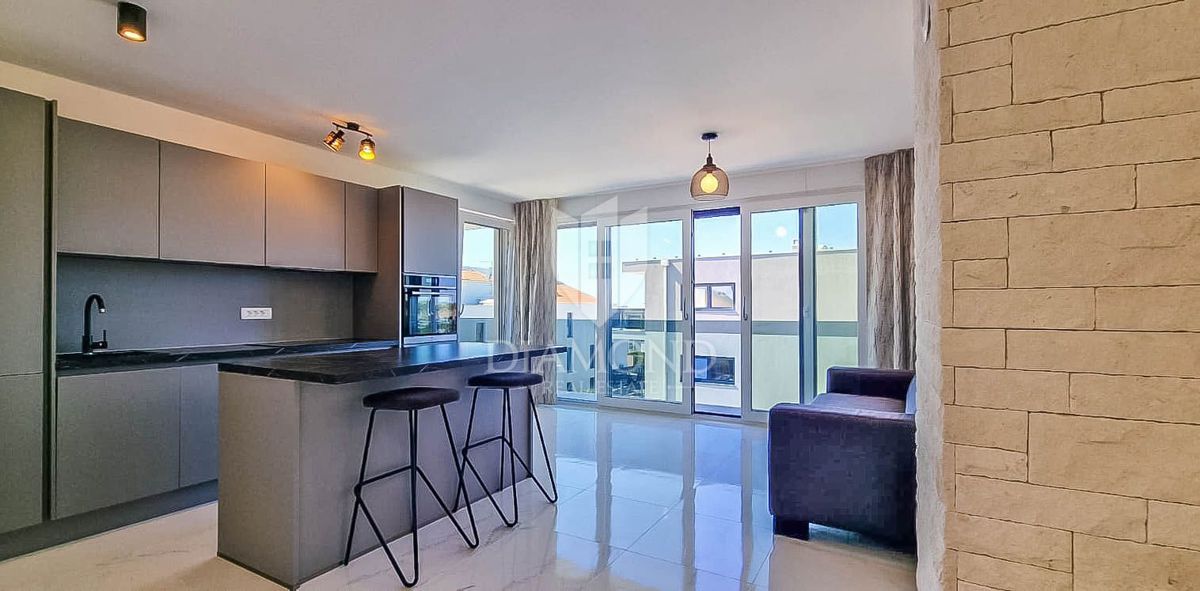 Novigrad, moderno stanovanje z dvigalom in pogledom na morje!