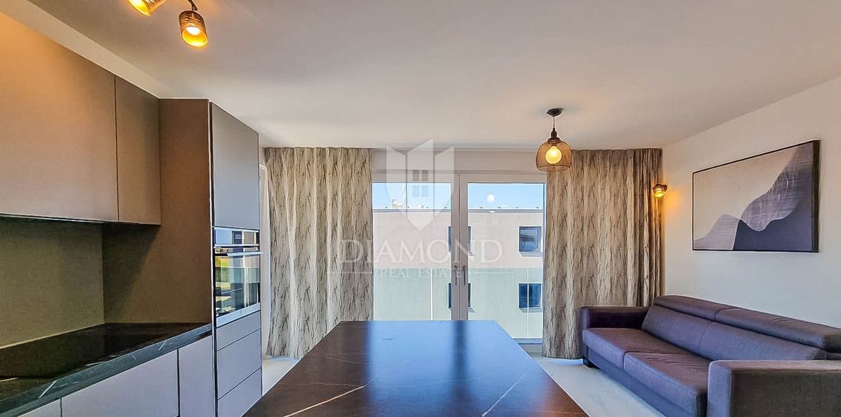 Novigrad, moderno stanovanje z dvigalom in pogledom na morje!