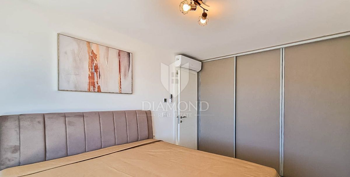 Novigrad, moderno stanovanje z dvigalom in pogledom na morje!