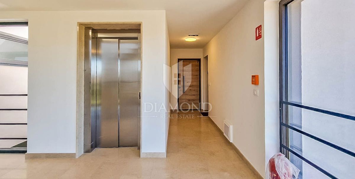 Novigrad, moderno stanovanje z dvigalom in pogledom na morje!