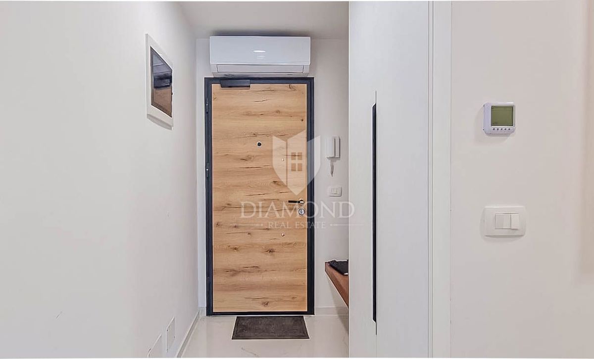 Novigrad, moderno stanovanje z dvigalom in pogledom na morje!