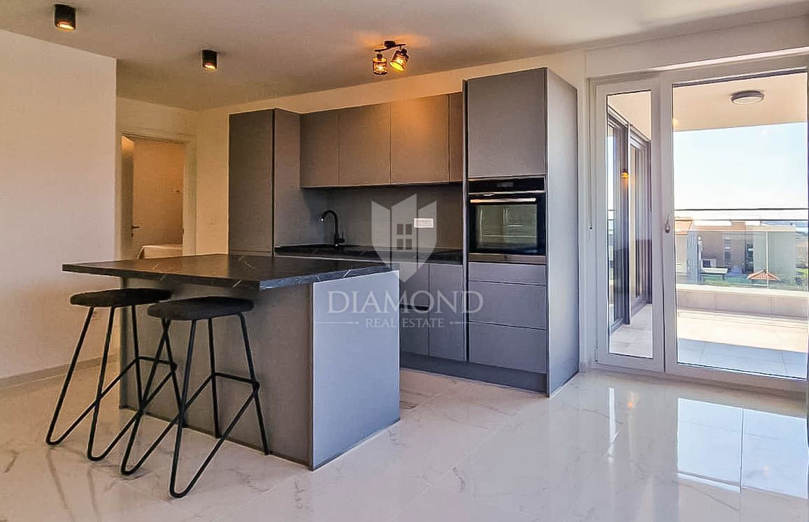 Novigrad, moderno stanovanje z dvigalom in pogledom na morje!