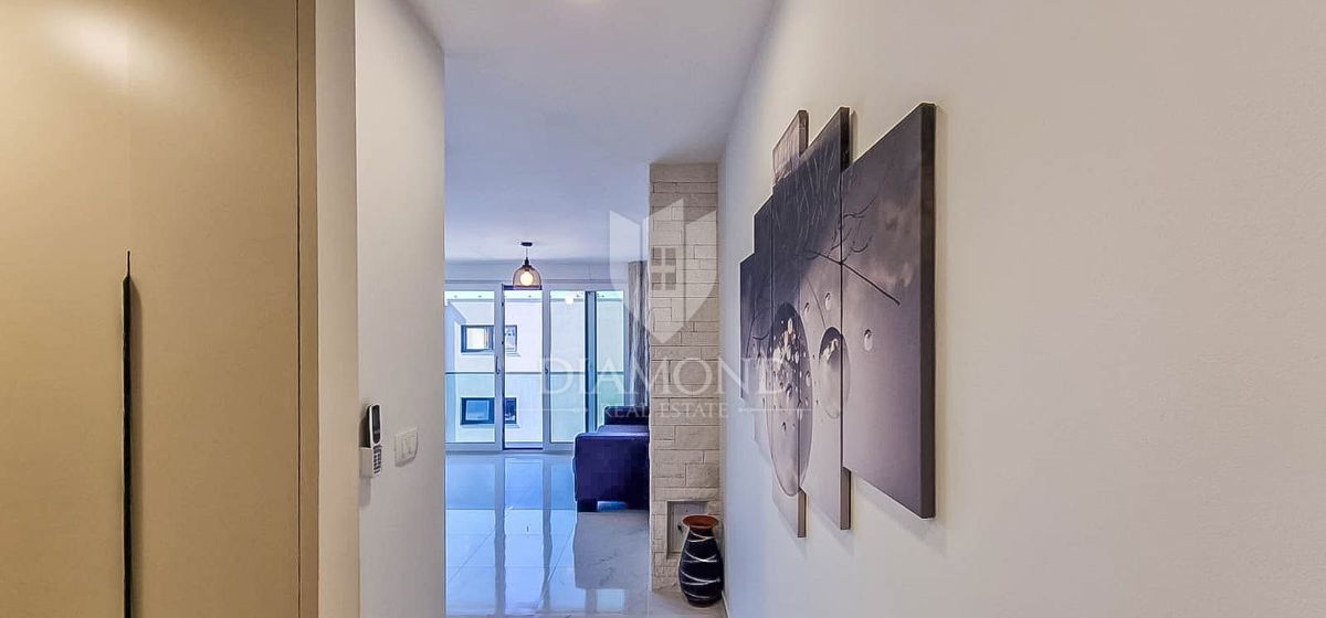 Novigrad, moderno stanovanje z dvigalom in pogledom na morje!