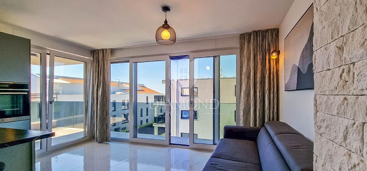 Novigrad, moderno stanovanje z dvigalom in pogledom na morje!