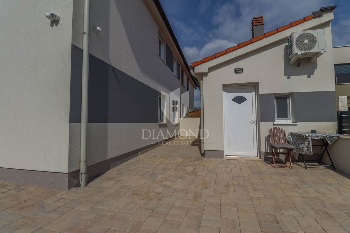 Šišan, kakovostna hiša s tremi apartmaji