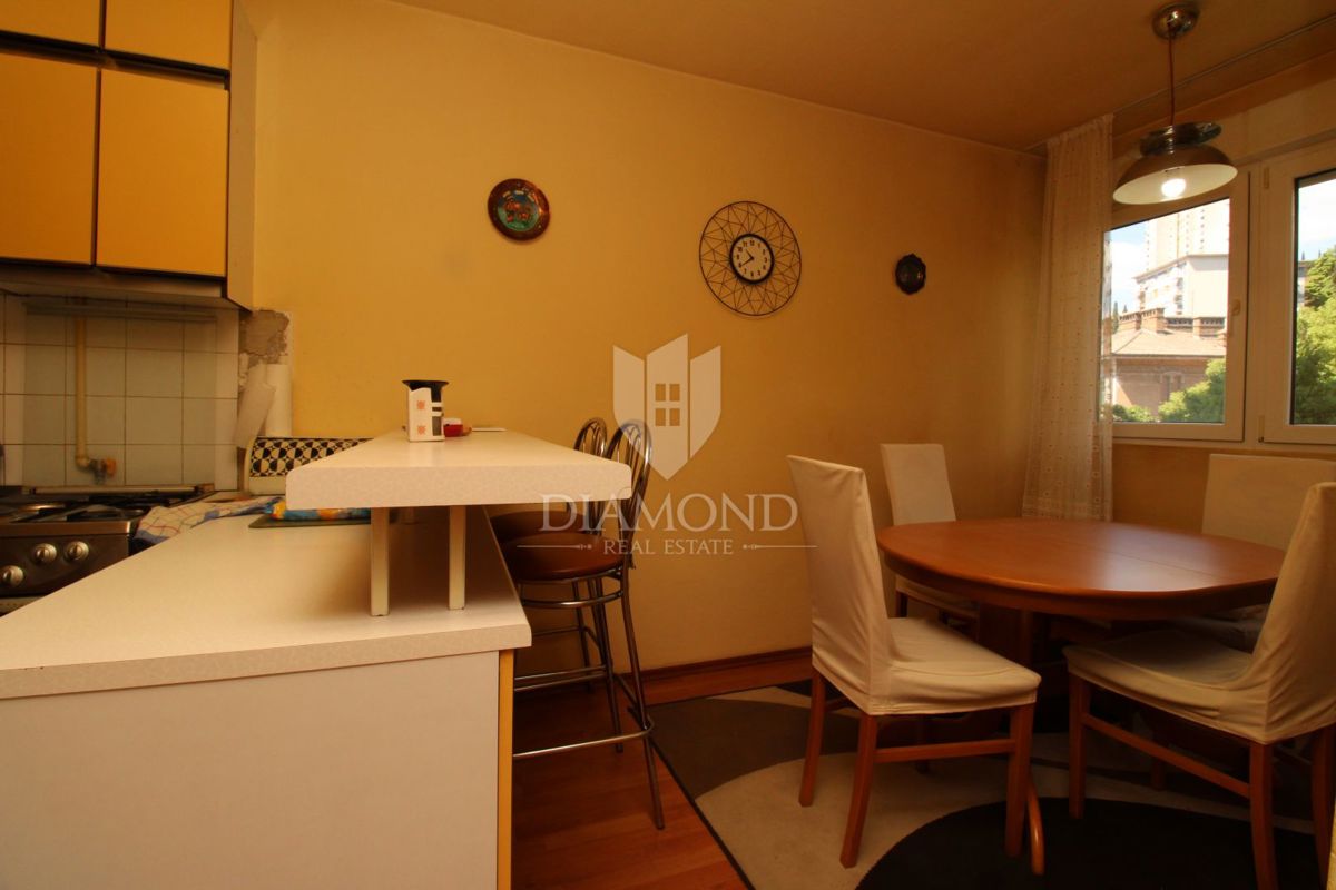 Rijeka, Belveder - trisobno stanovanje v 4. nadstropju