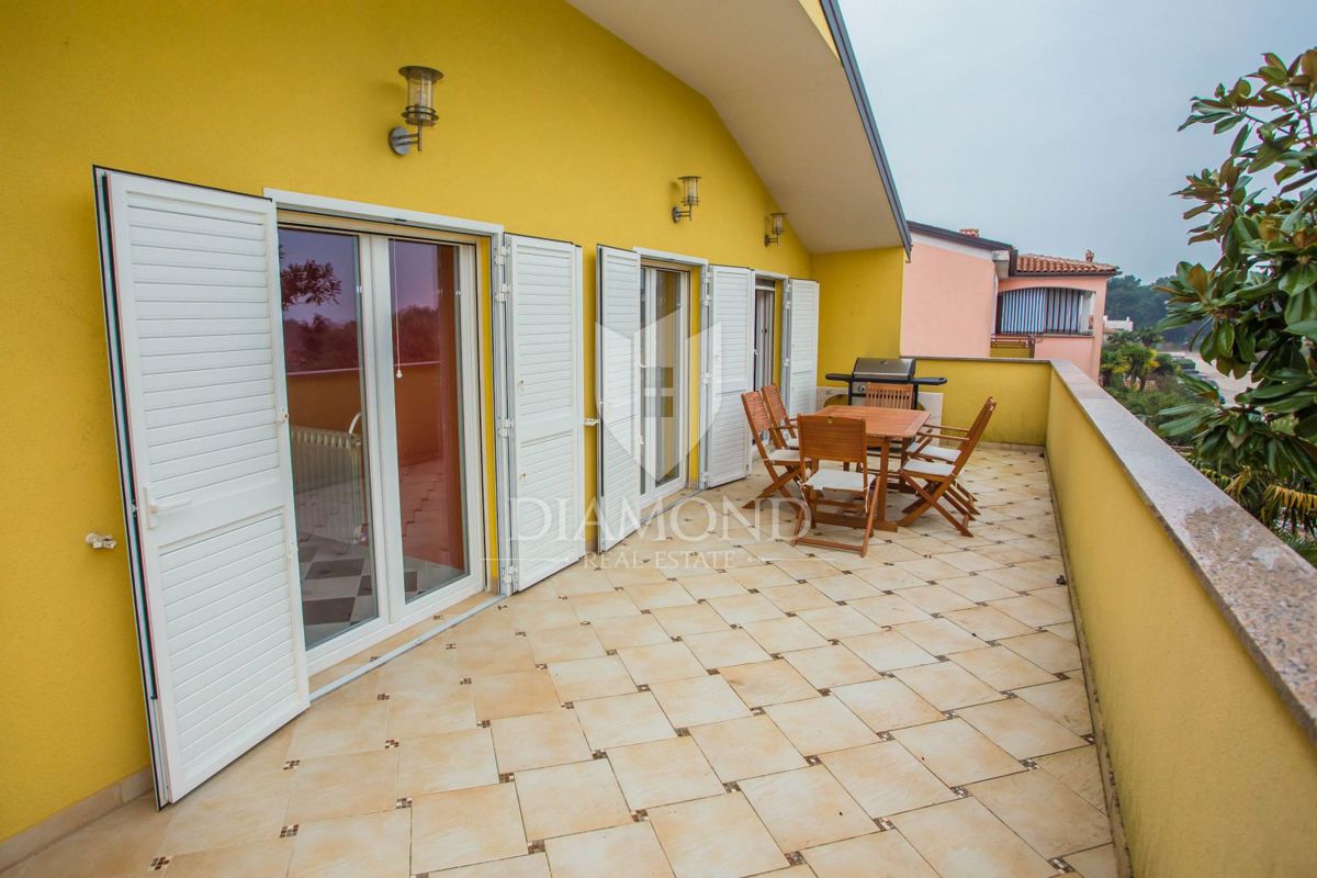 Hiša s 4 apartmaji na atraktivni lokaciji v bližini plaže in centra Poreča