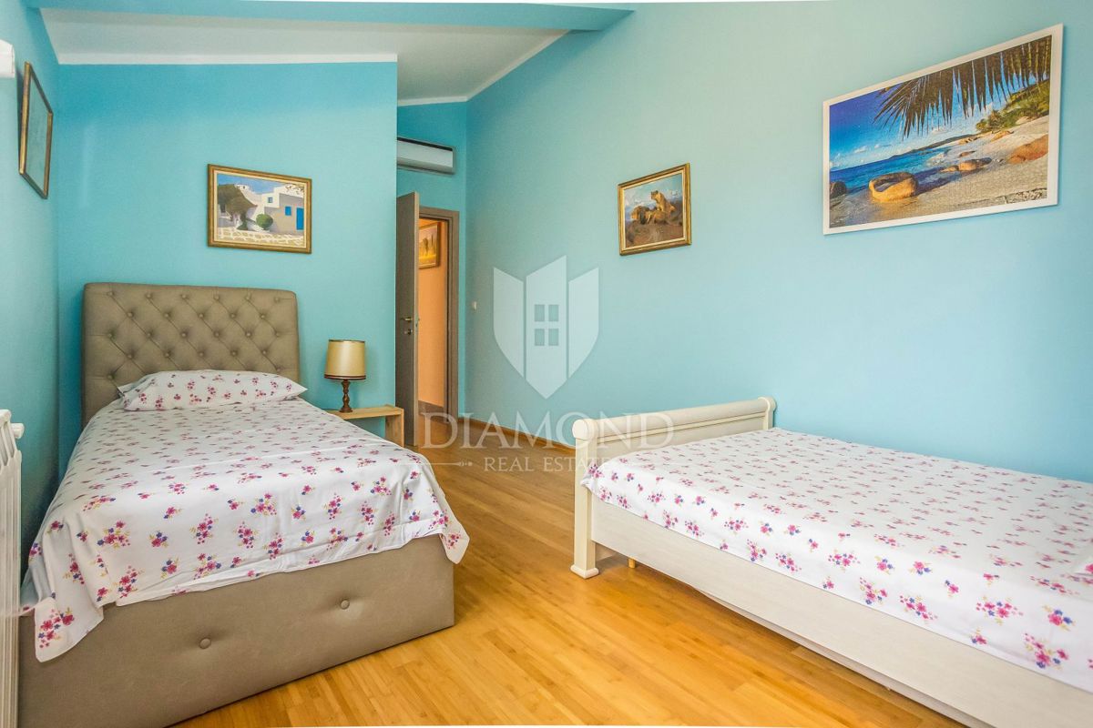 Hiša s 4 apartmaji na atraktivni lokaciji v bližini plaže in centra Poreča